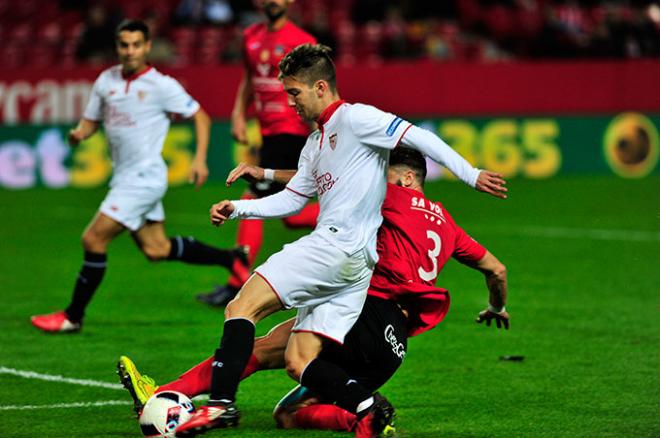 Vietto pugna por la pelota con un rival.