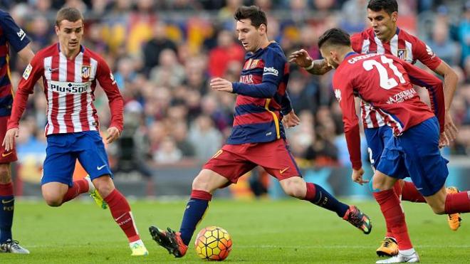 Messi conduce un balón ante la mirada de Ferreira Carrasco.