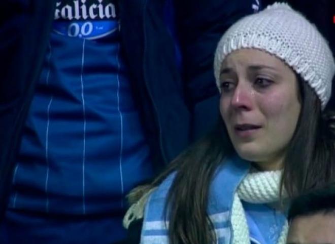 Una seguidora del Celta, llorando la derrota en la grada.