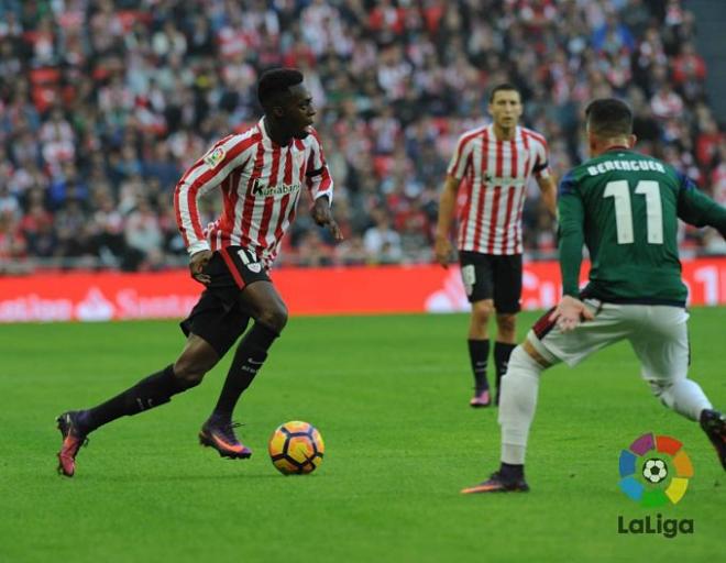 Williams conduce el balón ante la mirada de Berenguer.