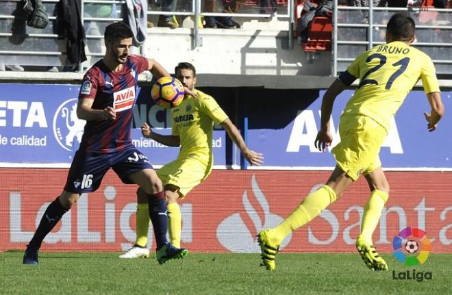 Fran Rico (Eibar) domina la pelota ante Bruno (Villarreal).