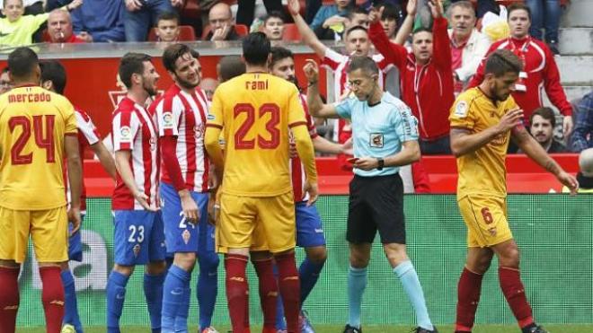 Varios jugadores del Sporting protestan una tarjeta.