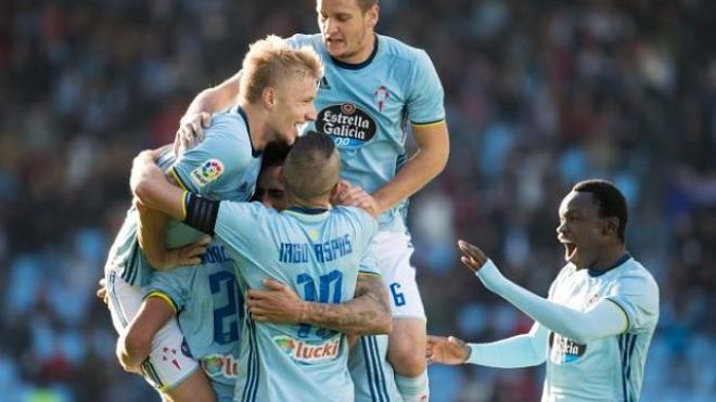 Los jugadores del Celta celebran el 1-1 de Roncaglia.