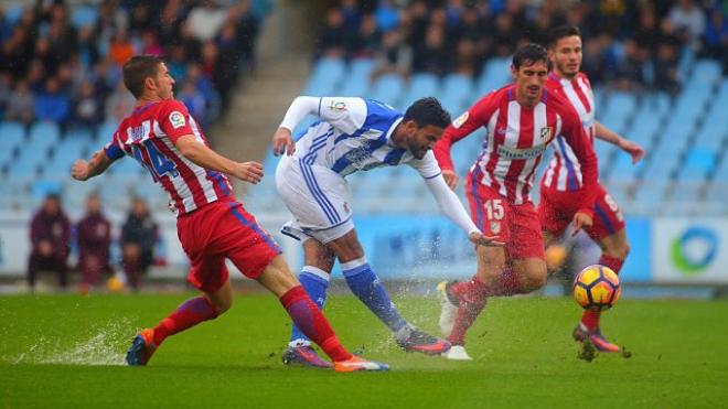 Duelo entre Real Sociedad y Atleti con mucha lluvia en Anoeta.