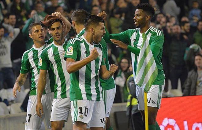 Los jugadores del Betis celebran el gol de Bruno ante Las Palmas.