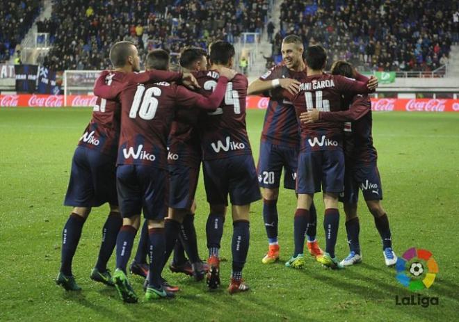 Los jugadores del Eibar celebran uno de los goles ante el Betis.