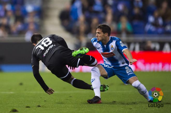 Piatti e Insua pugnan por un balón.