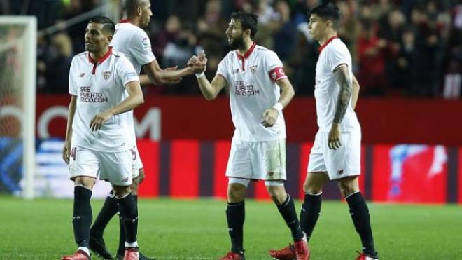 Los jugadores del Sevilla felicitan a Pareja.