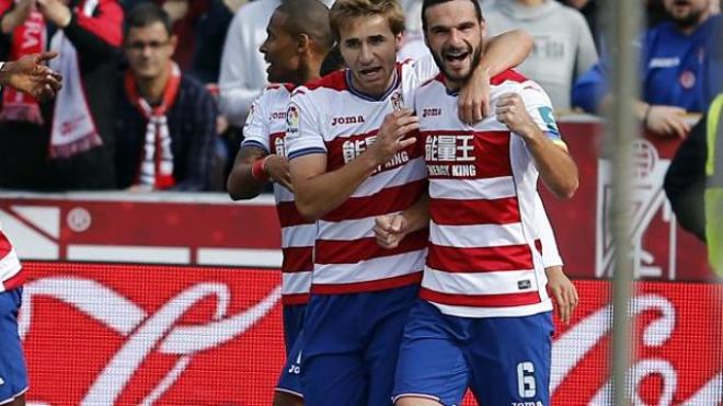 Los jugadores del Granada celebran el gol de Lombán.