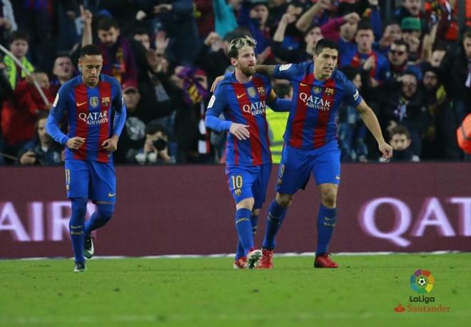 La MSN celebra el gol de Suárez al Real Madrid en el Camp Nou.