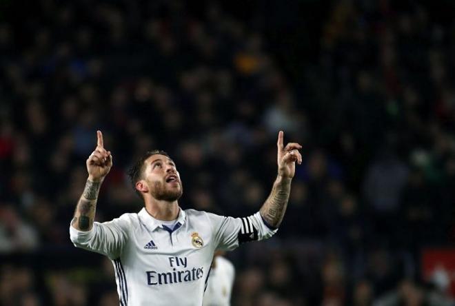 Sergio Ramos celebra su gol en el Camp Nou.