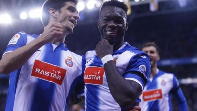 Caicedo y Gerard Moreno celebran el tanto perico al Sporting.