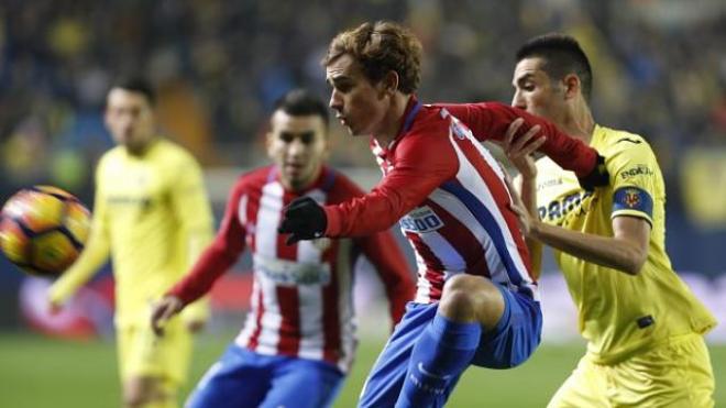 Griezmann se lleva un balón ante varios rivales.