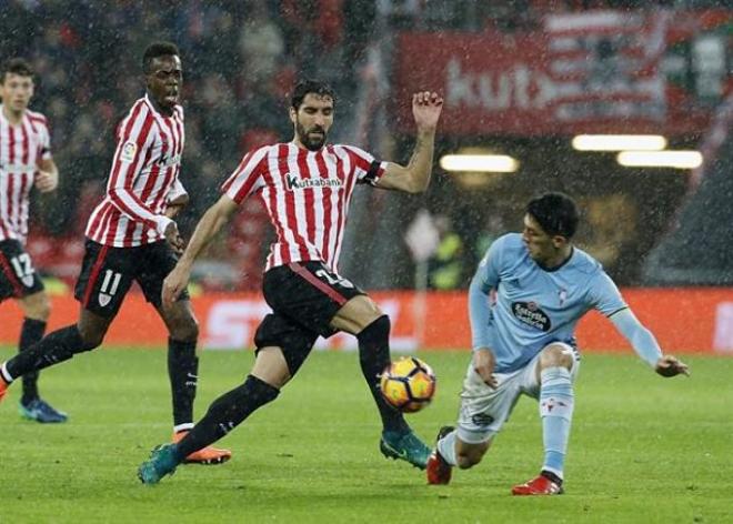 Intensa lluvia, por momentos, en el Nuevo San Mamés.