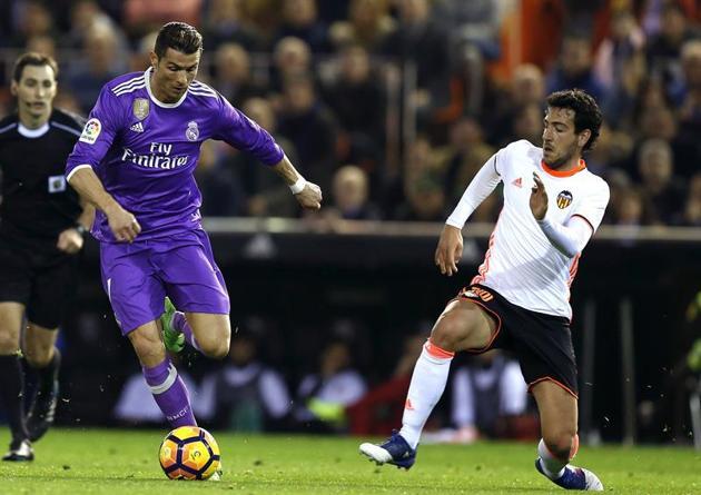 Cristiano y Parejo, durante el Valencia-Real Madrid.