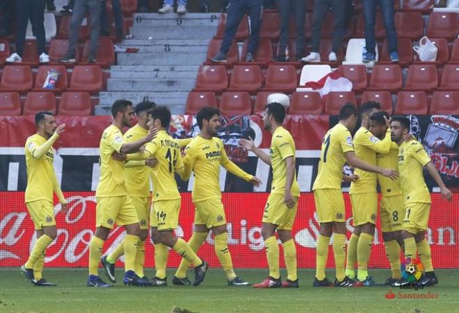 Los jugadores del Villarreal celebran un gol en El Molinón.