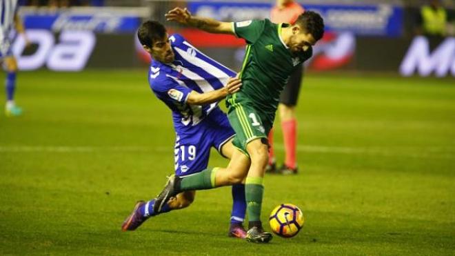 Ceballos y Manu pugnan por el balón en el Alavés-Betis.