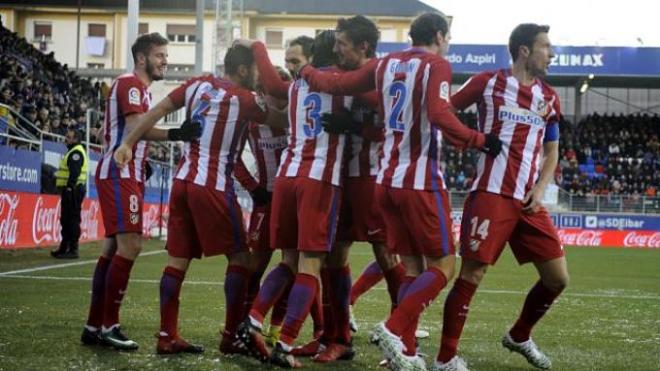 Los jugadores del Atlético celebran el 0-1.