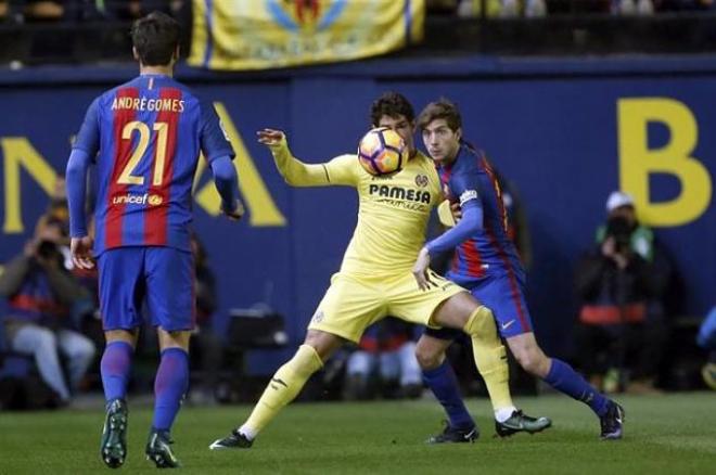 Sergi Roberto y Pato pelean por el balón.