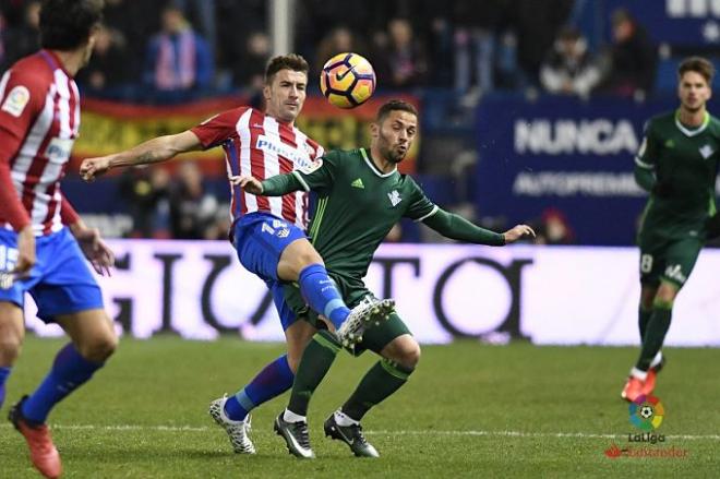 Gabi y Durmisi pelean por el balón en el Atlético-Betis.