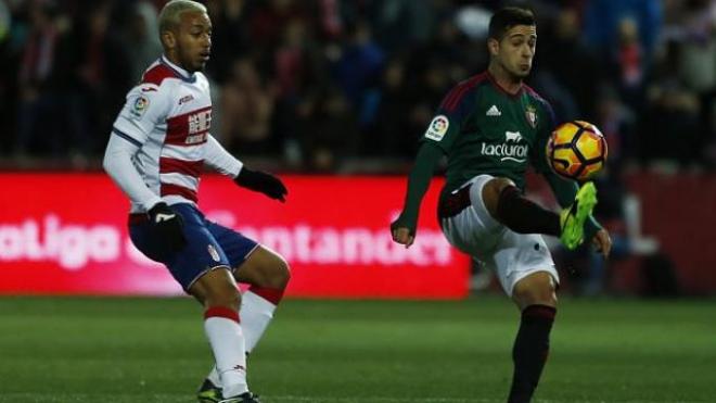 Sergio León se lleva un balón delante de un rival.