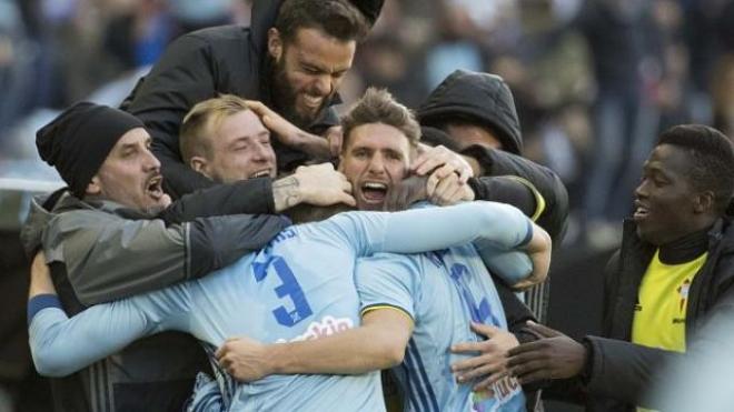 Los jugadores del Celta celebran el tanto de Radoja.