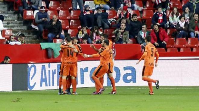 Los jugadores del Eibar celebran el 1-2.