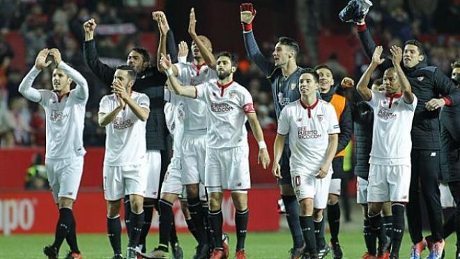 Los jugadores del Sevilla celebran el triunfo final.