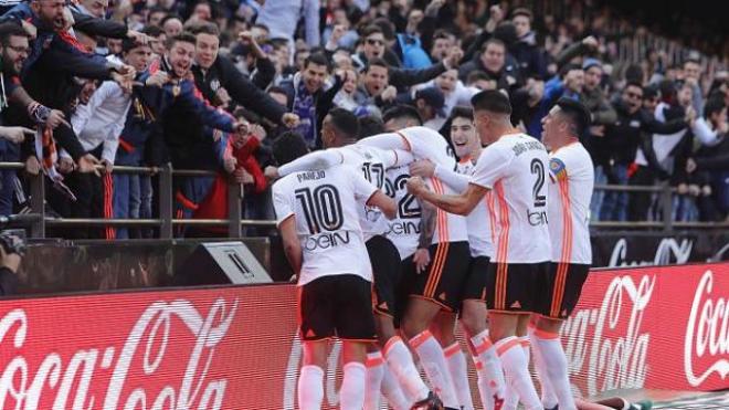 Los jugadores del Valencia celebran uno de los goles.