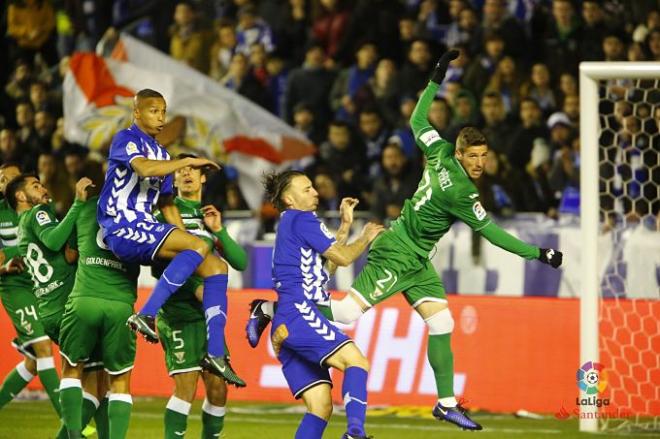 Pugna por un balón en el interior del área.