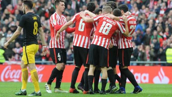 Los jugadores locales celebran el 1-1.