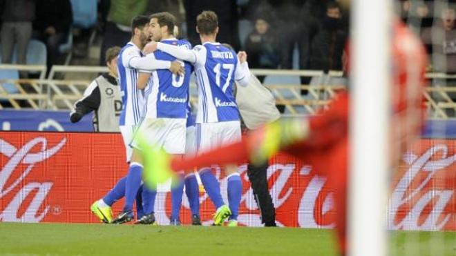 Los donostiarras celebran el gol de Juanmi.