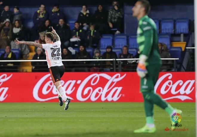 Error tremendo de Asenjo en el gol de Santi Mina.