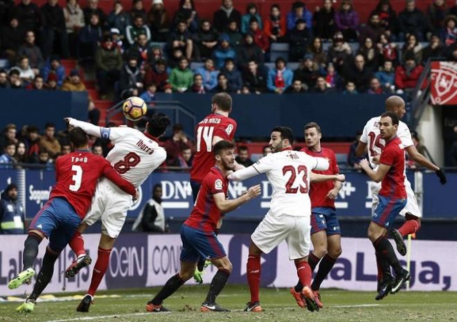 Iborra remata de cabeza ante la mirada de Rami y rodeado de jugadores de Osasuna.