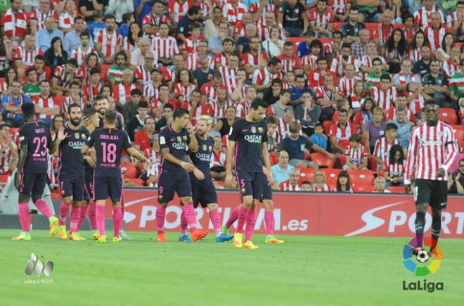 Los jugadores del Barcelona celebran el gol de Rakitic.