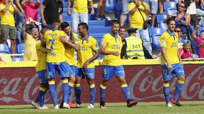 Los canarios celebran el 2-1.