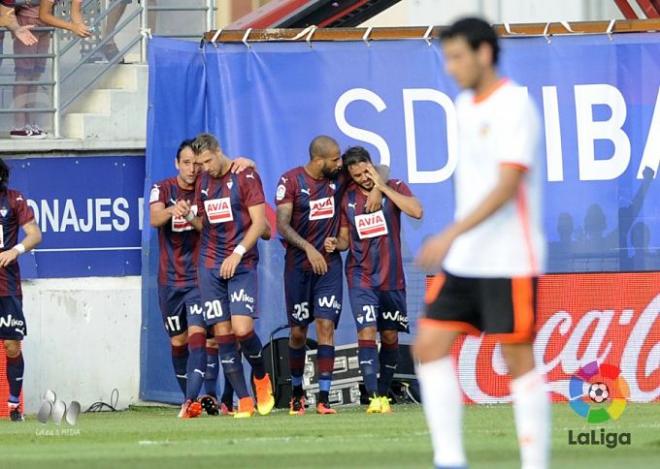 Los jugadores del Eibar celebran el gol ante el Valencia.