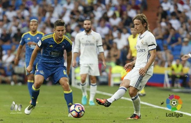 Modric toca el balón ante un jugador del Celta.