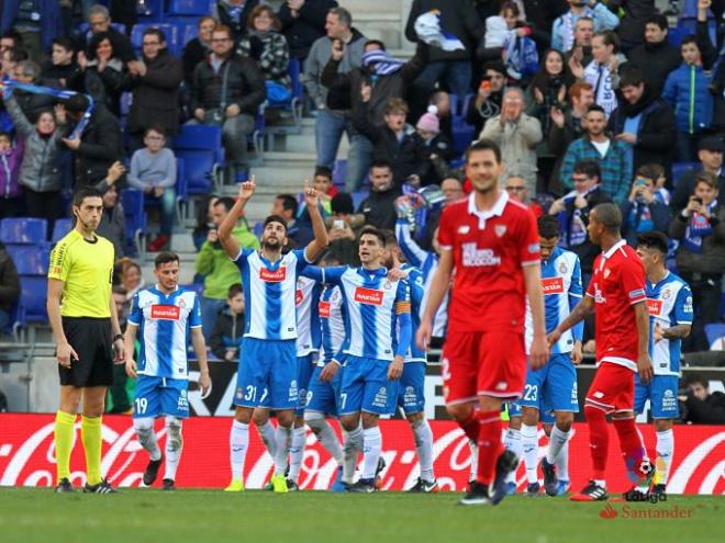 Marc Navarro celebra su gol al Sevilla.