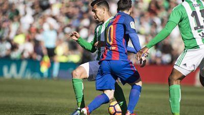 Petros y Messi disputan un balón en el Betis-Barcelona.