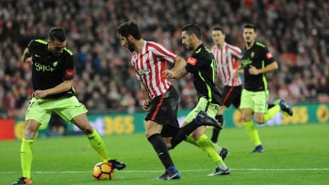 Xavi Torres y Raúl García pugnan por un balón.