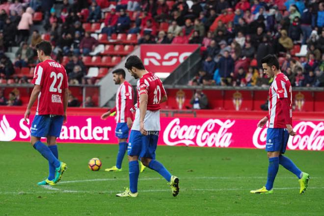 Los jugadores del Sporting terminaron muy tocados el partido.