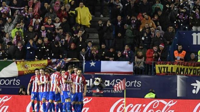 Los colchoneros hacen 'piña' y celebran el 1-0.