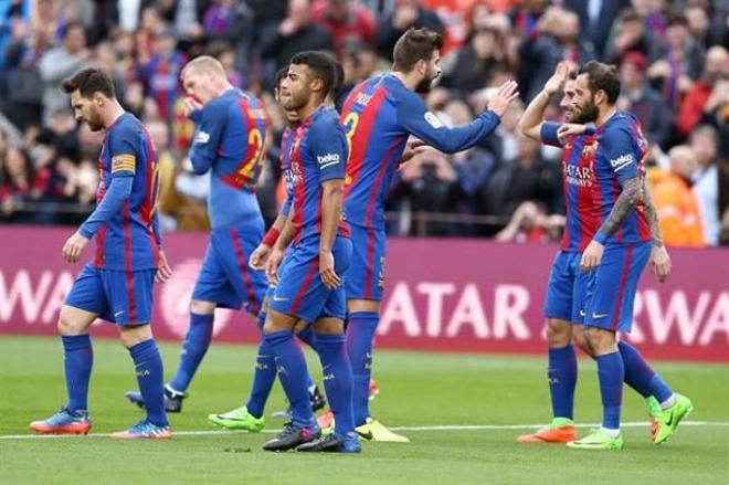 Los jugadores del Barcelona, celebrando uno de los goles.