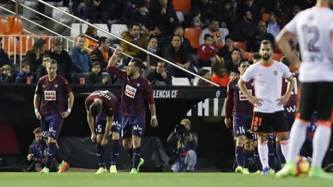 Sergi Enrich, autor de dos goles, celebra el 0-1.