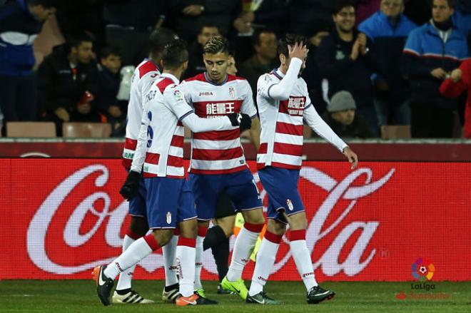 Los jugadores locales celebran el tanto de la victoria.