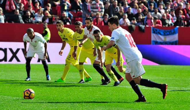 Nasri, en el momento de tirar el penalti que detendría Asenjo.