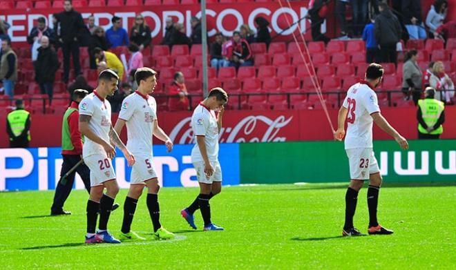 Los futbolistas del Sevilla se lamentan tras el empate ante el Villarreal.