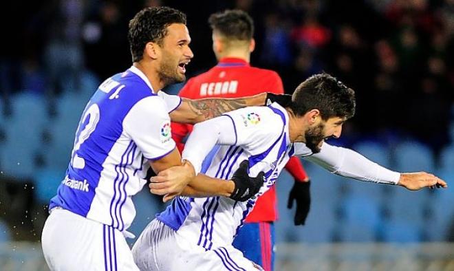 Raúl Navas celebra el tanto del empate.