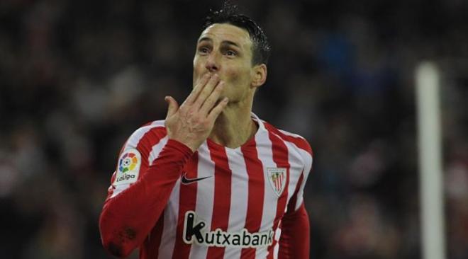 Aduriz se aprovechó de la jugada afortunada del partido.